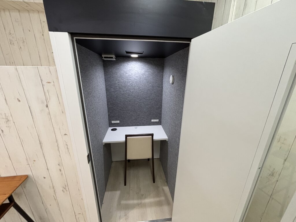 勉強カフェ大阪京橋コムズガーデン前|自習室より勉強カフェ個室ブース